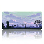 Texte Alt SEO : Tapis de souris XXL Orient Skyline en Tissu Haute Densité, coloris Bleu Crépuscule Oriental. Précision et glisse optimales avec un design de silhouettes de pagode et porte torii sous un ciel crépusculaire, avec réflexion.