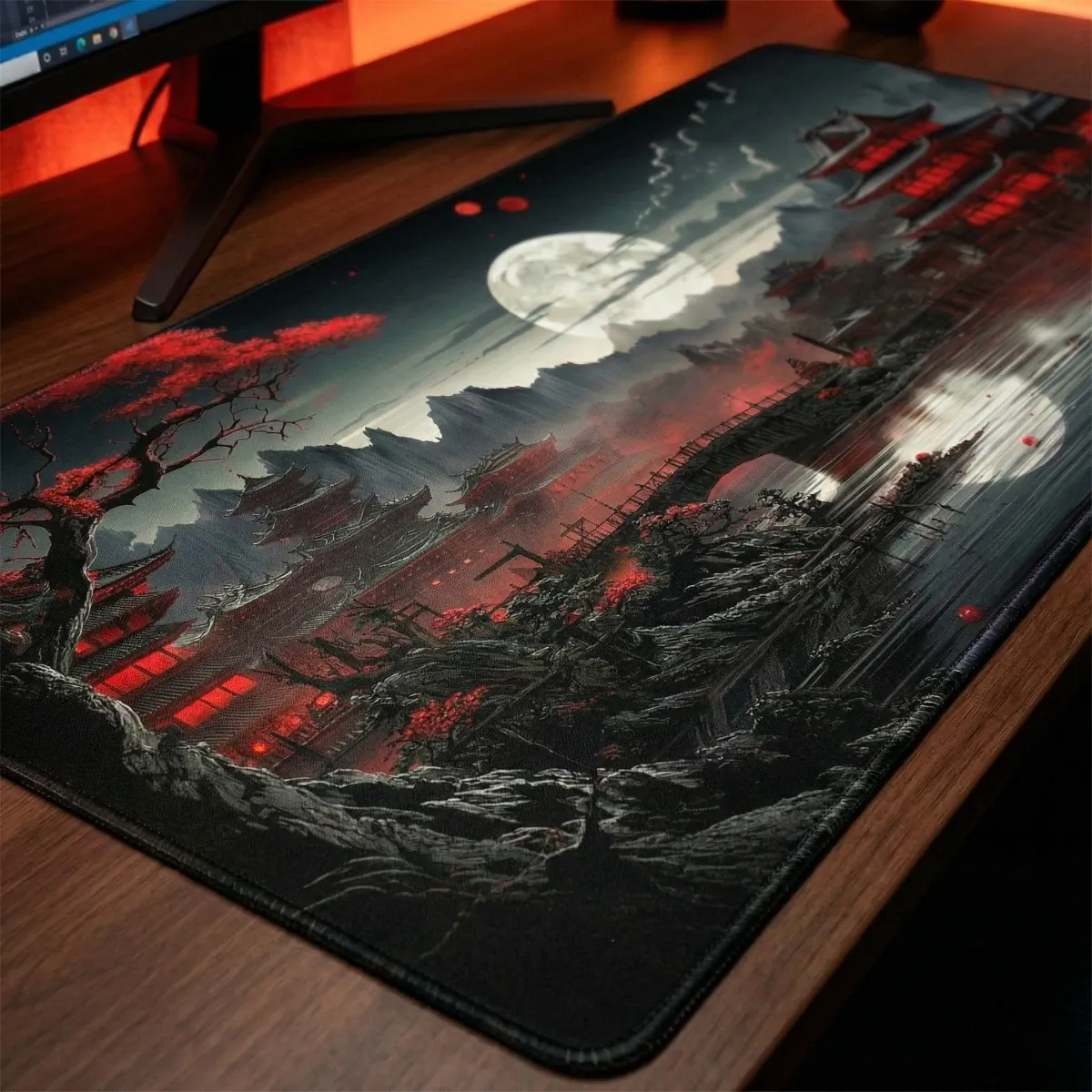 Vue rapprochée en 3/4 du Tapis de souris Ronin Red soulignant la qualité des coutures anti-effilochement et la finesse du tissu haute densité.