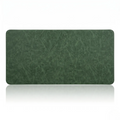 Fiche produit lifestyle : Femme travaillant à un bureau en bois avec un Tapis de souris Titan Veil vert foncé. Design élégant.