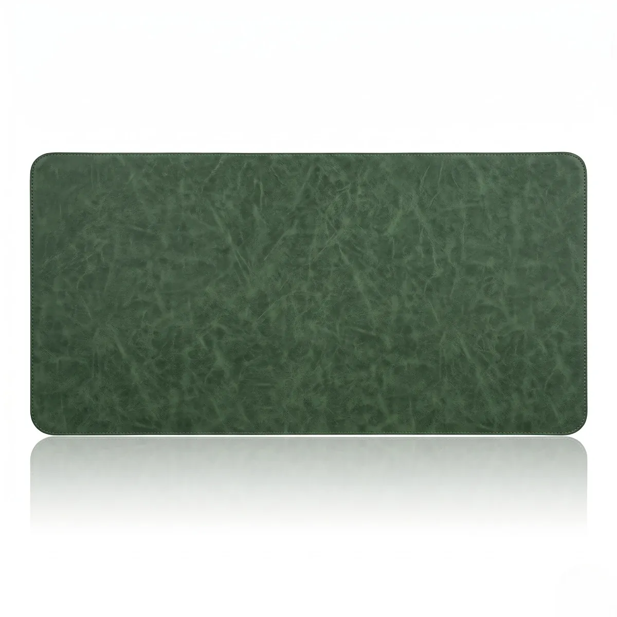 Fiche produit lifestyle : Femme travaillant à un bureau en bois avec un Tapis de souris Titan Veil vert foncé. Design élégant.