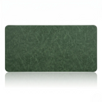 Fiche produit lifestyle : Femme travaillant à un bureau en bois avec un Tapis de souris Titan Veil vert foncé. Design élégant.
