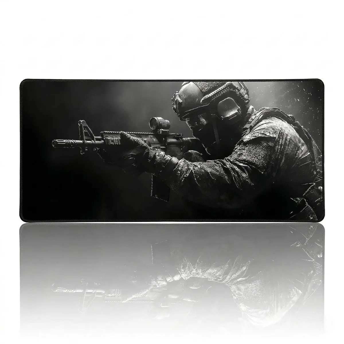Tapis de souris XGZ Tactical Ops-Elite XXL : vue d'ensemble à plat avec son reflet précis. Surface en tissu micro-tressé pour la précision et le contrôle tactique.