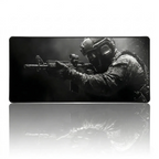Tapis de souris XGZ Tactical Ops-Elite XXL : vue d'ensemble à plat avec son reflet précis. Surface en tissu micro-tressé pour la précision et le contrôle tactique.