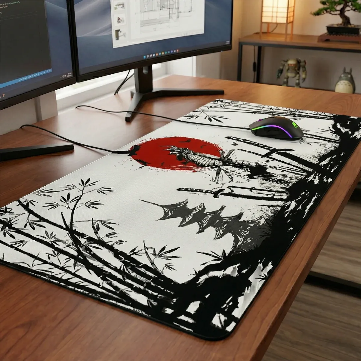 Gros plan en angle du tapis de souris XXL Bushido – Édition Samouraï – Précision & Glisse sur un bureau en bois massif.