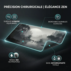 Infographie détaillée du tapis de souris Kuro Flow montrant ses caractéristiques : surface hybride, bordures durables et douces, rendu ink HD profond, et base antidérapante totale. Tissage micro-texturé XXL pour précision et élégance.