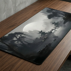 Photo en perspective du tapis de souris XXL Kuro Flow au motif d'estampe, posé sur un bureau en bois. Tissage micro-texturé pour précision et élégance.