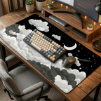Tapis de souris XXL Skyscape sur un bureau en bois rustique avec un clavier mécanique rétro-éclairé et une souris de jeu, illustrant un setup unifié.