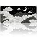Image principale du tapis de souris XXL Skyscape de couleur noir et blanc avec le motif signature de nuages et lune, montrant la texture haute densité.