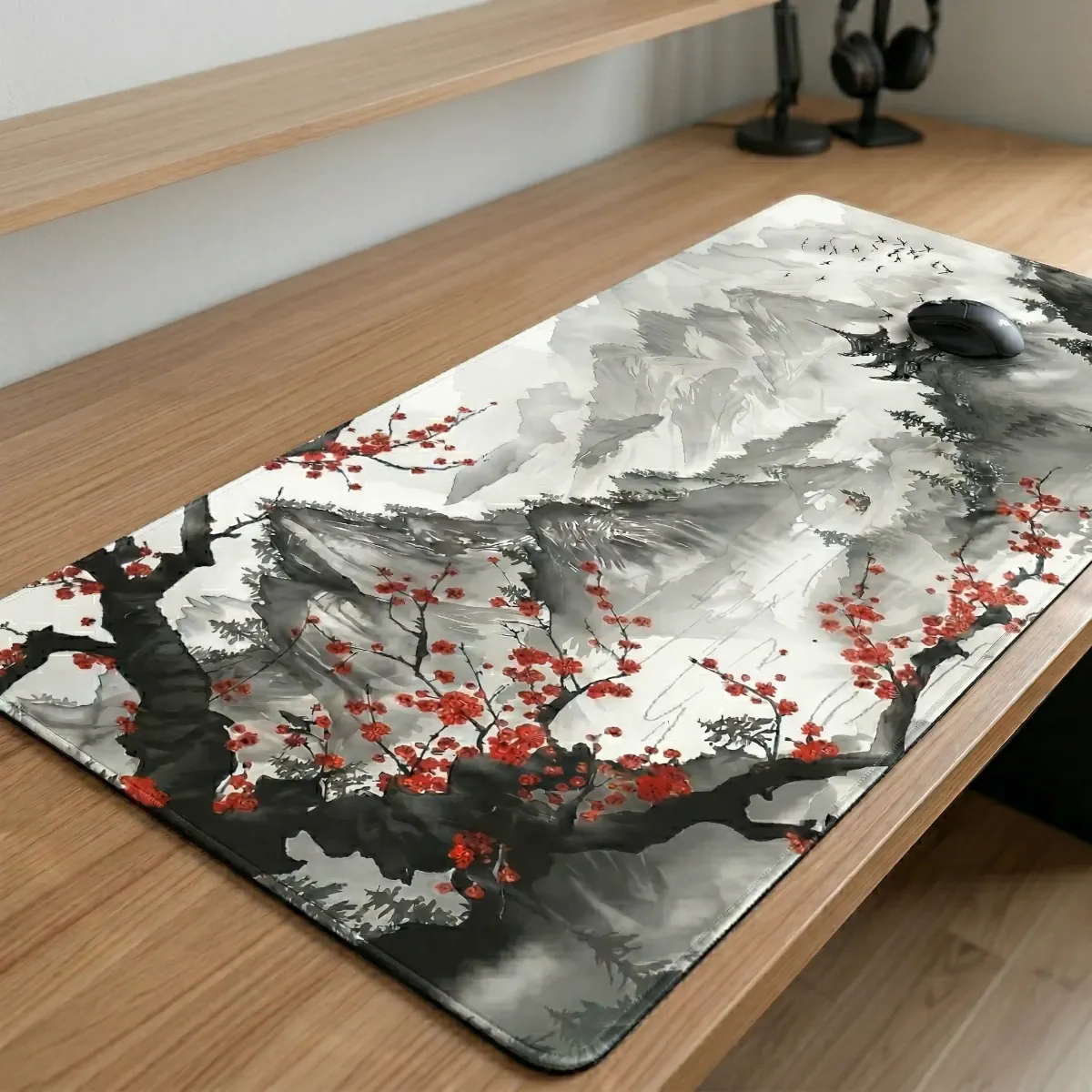 Vue détaillée en 3/4 du tapis de souris Zen Flow sur un bureau en bois soulignant la surface micro-texturée.