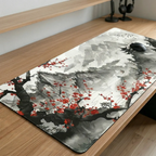 Vue détaillée en 3/4 du tapis de souris Zen Flow sur un bureau en bois soulignant la surface micro-texturée.