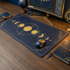 Une vue de dessus esthétique et en gros plan, mettant en valeur les détails complexes du Tapis de souris Celestial Arcana Glide – Tissu Micro-Texturé – XXL – Précision & Glisse Mystique. L'image capture la texture du tissu et la souris or/bleu posée dessus, montrant comment le tapis devient le point focal d'un bureau élégamment organisé.