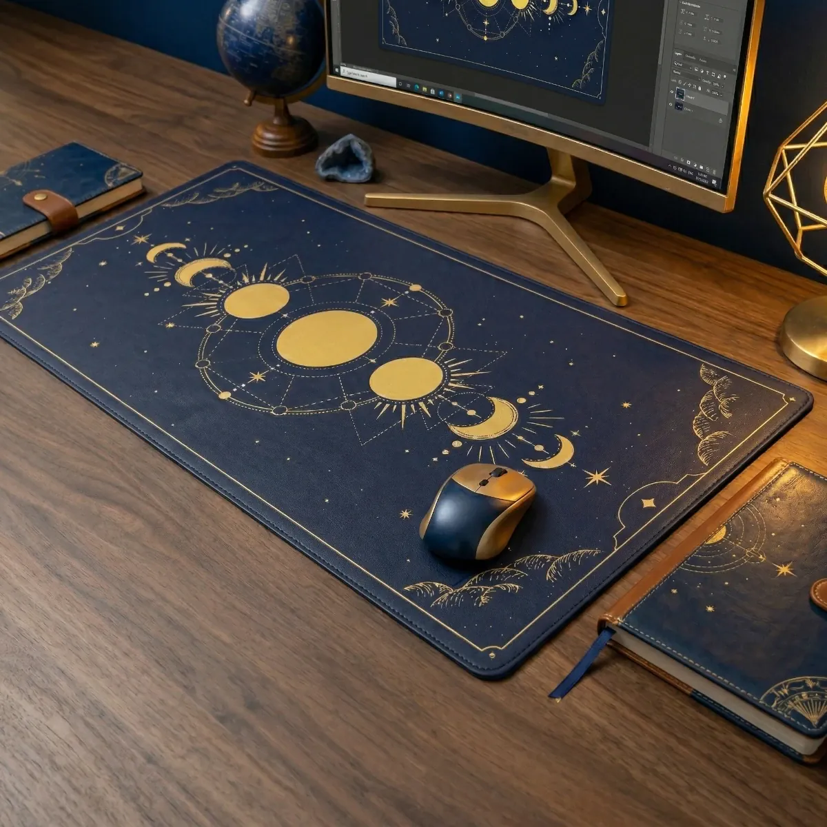 Une vue de dessus esthétique et en gros plan, mettant en valeur les détails complexes du Tapis de souris Celestial Arcana Glide – Tissu Micro-Texturé – XXL – Précision & Glisse Mystique. L'image capture la texture du tissu et la souris or/bleu posée dessus, montrant comment le tapis devient le point focal d'un bureau élégamment organisé.