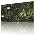Tapis de souris Everglade Botanica XXL en vue de perspective, montrant le design floral botanique détaillé sur un tissu micro-texturé pour une glisse de précision.