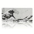 Vue de dessus parfaitement plate du tapis de souris Kanto Flow Edition (format XXL) montrant l'impression intégrale de la Grande Vague de Kanagawa d'Hokusai en noir et blanc, avec son reflet net sur une surface blanche.