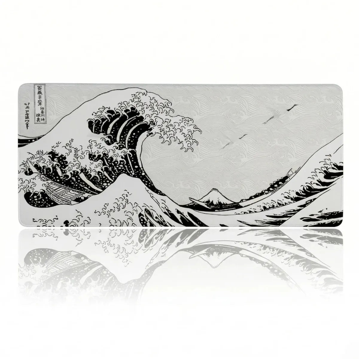 Vue de dessus parfaitement plate du tapis de souris Kanto Flow Edition (format XXL) montrant l'impression intégrale de la Grande Vague de Kanagawa d'Hokusai en noir et blanc, avec son reflet net sur une surface blanche.
