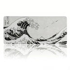 Vue de dessus parfaitement plate du tapis de souris Kanto Flow Edition (format XXL) montrant l'impression intégrale de la Grande Vague de Kanagawa d'Hokusai en noir et blanc, avec son reflet net sur une surface blanche.