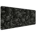 Vue en perspective d'un grand tapis de souris Kumo Kuro (Noir orage) étendu, affichant un motif dense et détaillé de nuages japonais sombres.