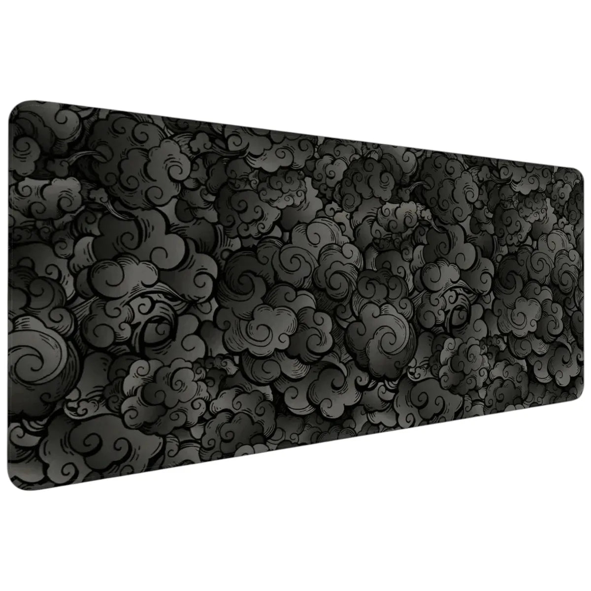 Vue en perspective d'un grand tapis de souris Kumo Kuro (Noir orage) étendu, affichant un motif dense et détaillé de nuages japonais sombres.