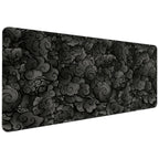 Vue en perspective d'un grand tapis de souris Kumo Kuro (Noir orage) étendu, affichant un motif dense et détaillé de nuages japonais sombres.