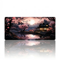 Tapis de souris XXL Kyoto Flow : vue de produit isolée avec reflet miroir, montrant le design détaillé de cerisiers en fleurs (sakura) et minka japonaise sous la lune.
