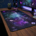 Gros plan en perspective sur la texture de glisse et les finitions brodées du tapis de souris Nebula Precision XXL.