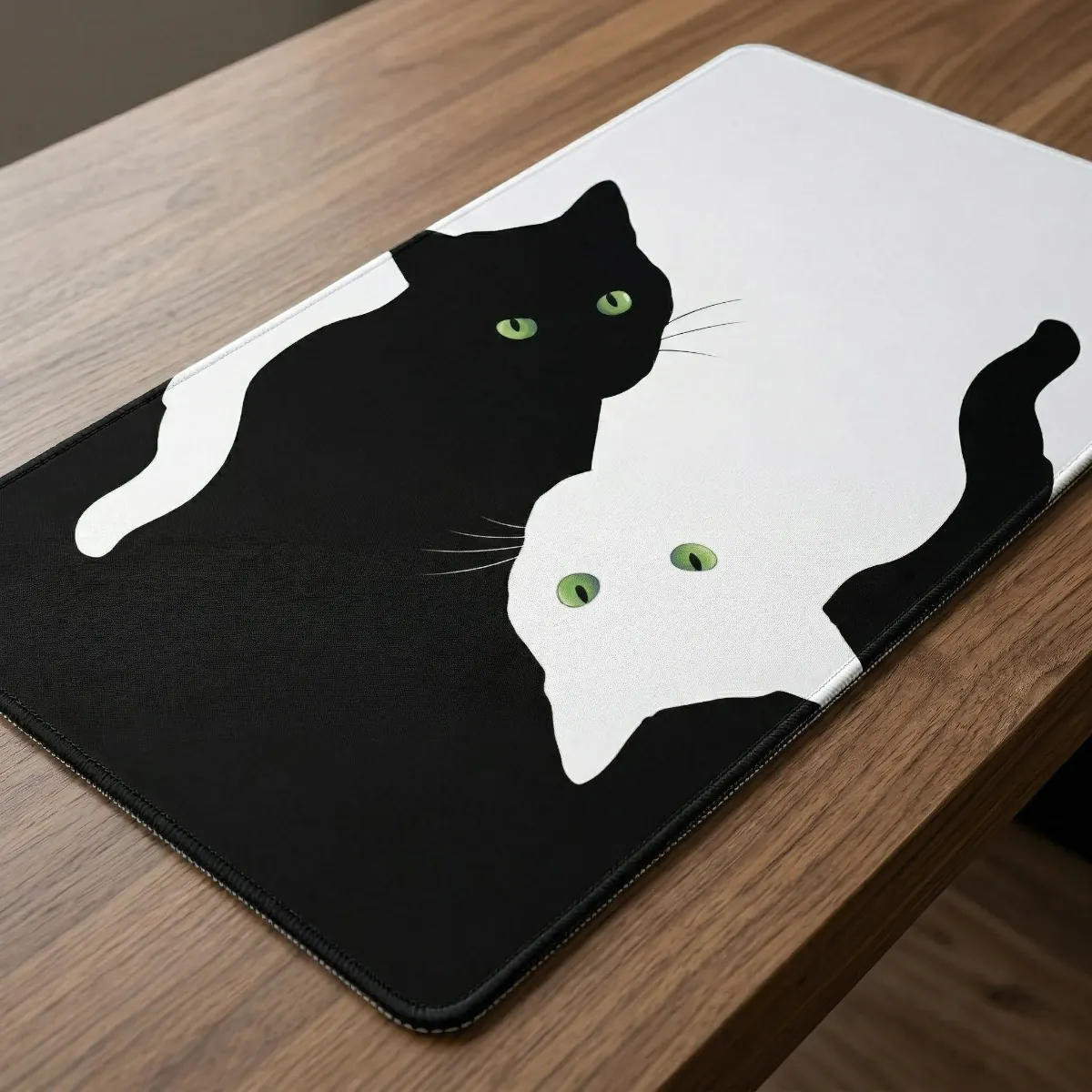 Vue de détail rapprochée du tapis de souris Neko Yin-Yang XXL, montrant le design des chats entrelacés et la texture de la microfibre.