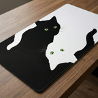 Vue de détail rapprochée du tapis de souris Neko Yin-Yang XXL, montrant le design des chats entrelacés et la texture de la microfibre.