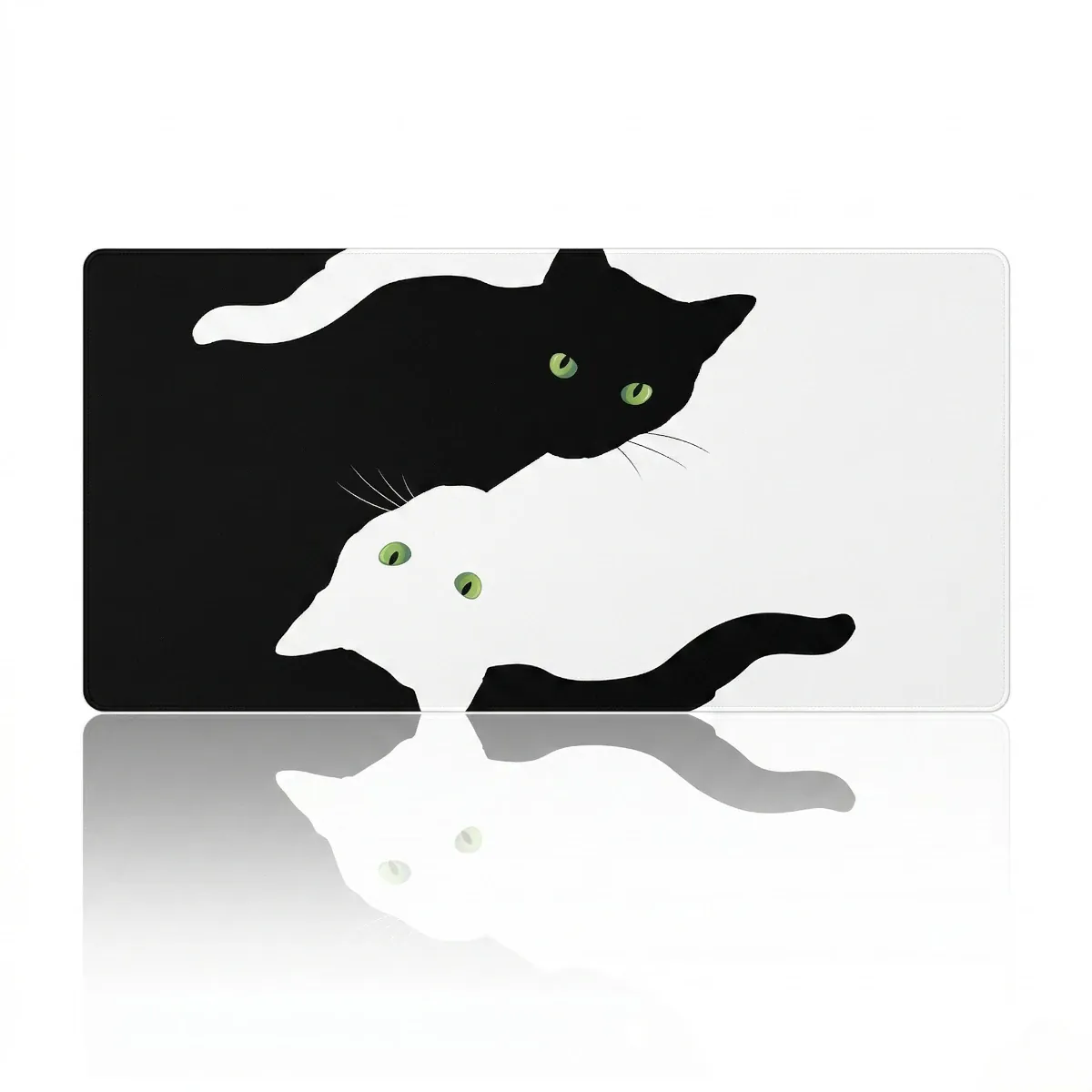 Vue d'ensemble à plat du tapis de souris XXL Neko Yin-Yang, avec son design iconique de chats noir et blanc.