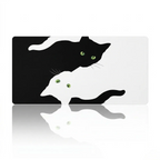 Vue d'ensemble à plat du tapis de souris XXL Neko Yin-Yang, avec son design iconique de chats noir et blanc.
