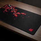 Photographie en gros plan sous un angle de trois quarts du tapis de souris Sakura Midnight XXL en tissu micro-tissé noir, révélant le motif détaillé de branche de cerisier rouge et la calligraphie kanji.