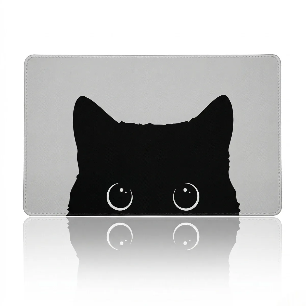Vue de face du tapis de souris XXL Shadow Prowl design chat noir avec reflet miroir sur fond blanc pur.