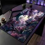 Gros plan en angle sur le tapis de souris Tsuki Eclipse XXL sur un bureau en bois : détails texture micro-textile et bords brodés.