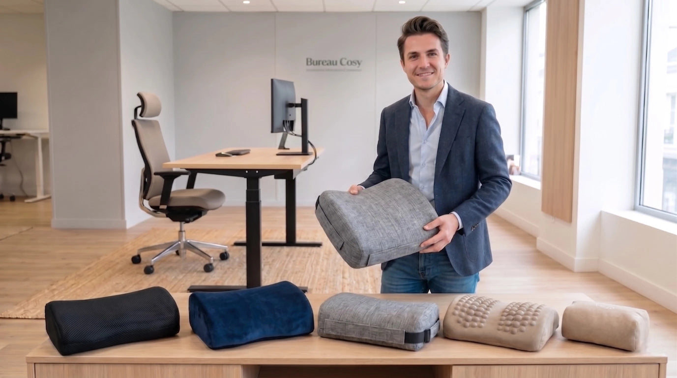 Thomas, expert en ergonomie chez Bureau Cosy, présente une sélection de coussins lombaires à mémoire de forme et modèles massants dans un showroom professionnel