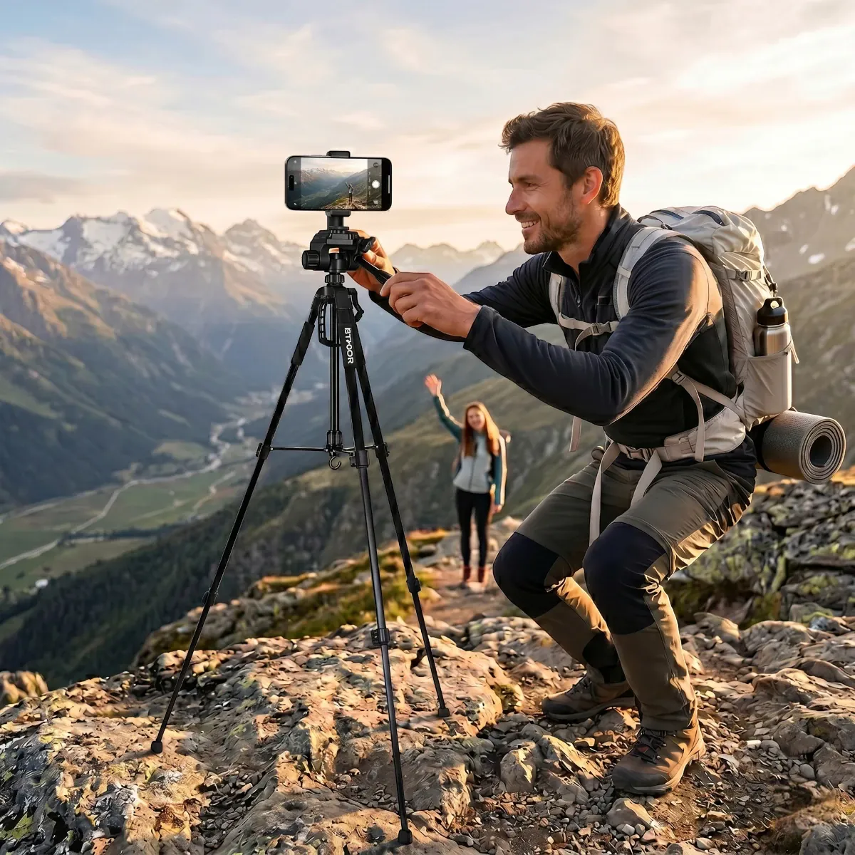 Homme utilisant le trépied smartphone Horizon pro lors d'une randonnée en montagne