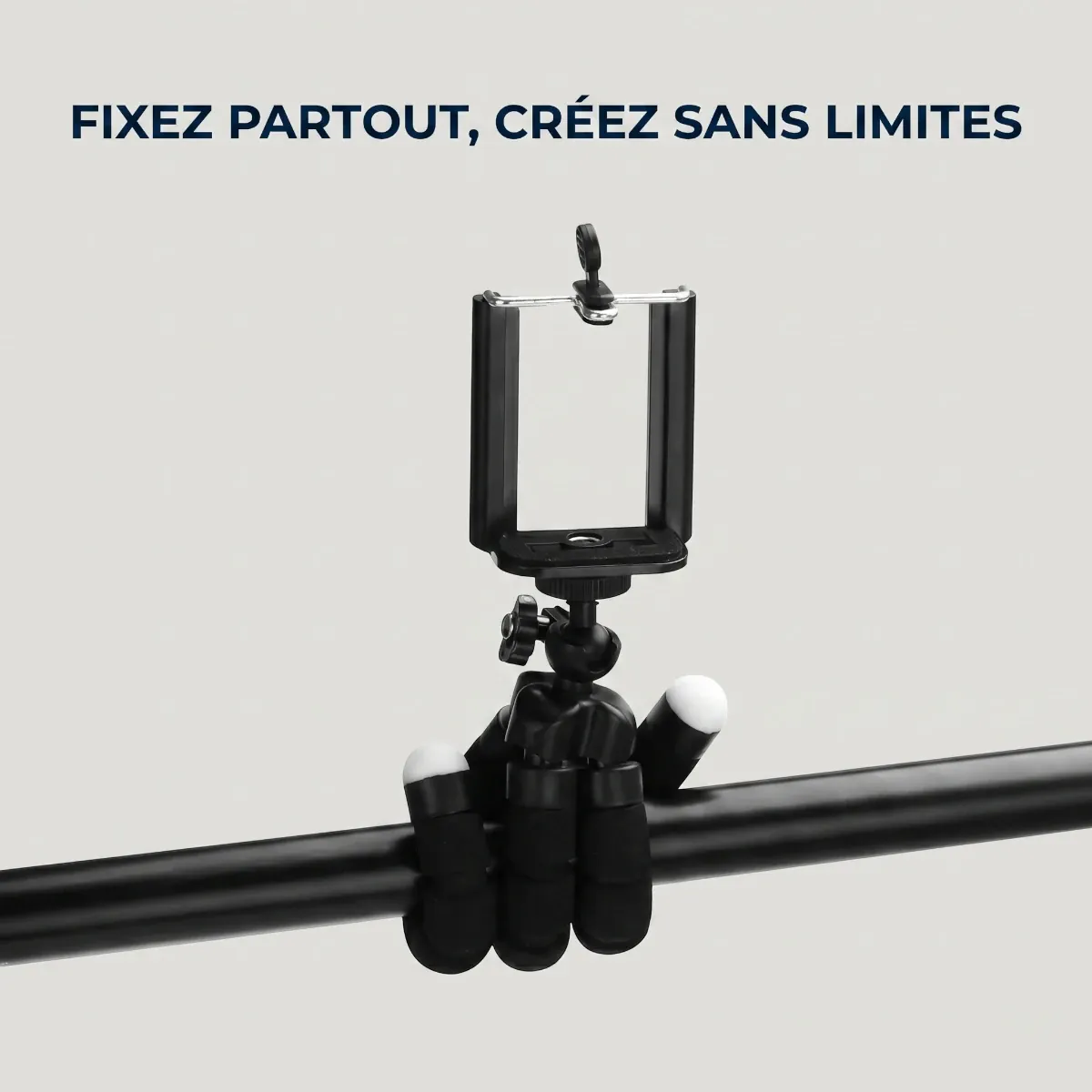 Trépied téléphone CosyPod Flex Mini fixé sur un tube grâce à ses pieds flexibles, démontrant sa polyvalence et sa stabilité d'ancrage.