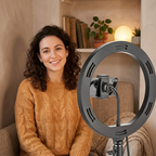 Femme souriante utilisant le Trépied Téléphone HaloDesk dans un environnement cosy