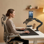 Femme travaillant confortablement sur un ordinateur portable surélevé par le bras articulé NB Elite Air-Flow.