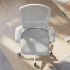 Vue du dessus de la chaise de bureau ergonomique gris clair, base blanche, sur plancher bois clair.