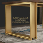 Détail en gros plan du piètement en luge métallique doré d'un bureau moderne, mettant en avant la structure rectangulaire stable et les patins de protection antidérapants.